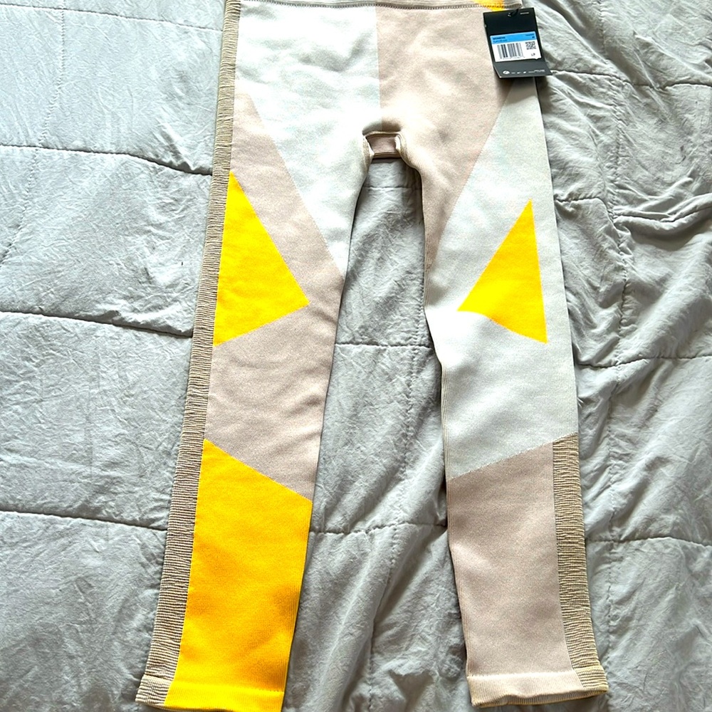 Women’s NWT Nike training leggings Medium